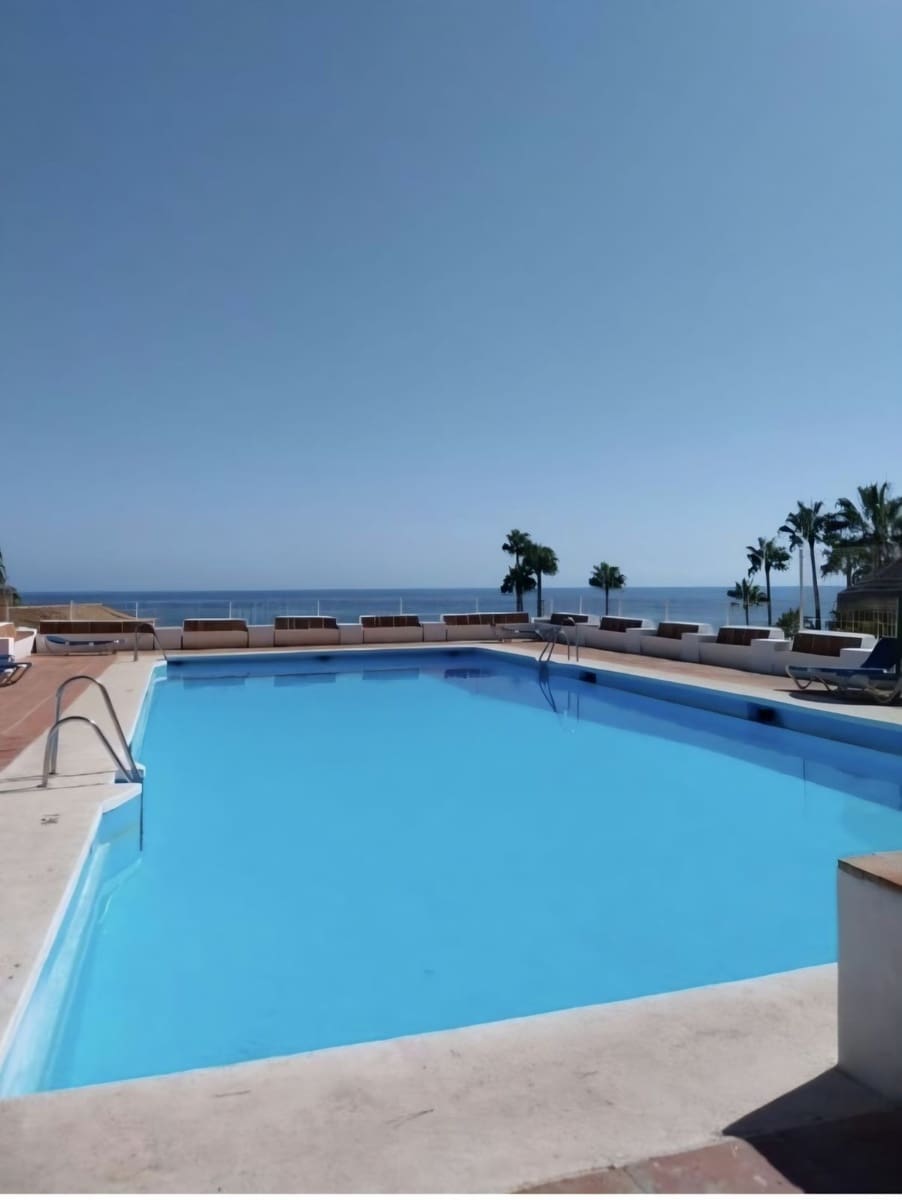 2 quarto Apartamento de Praia para venda em Calahonda com piscina - 390 000 € (Ref: 10153888)