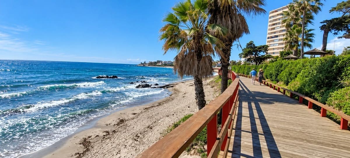 2 quarto Apartamento de Praia para venda em Calahonda com piscina - 390 000 € (Ref: 10153888)
