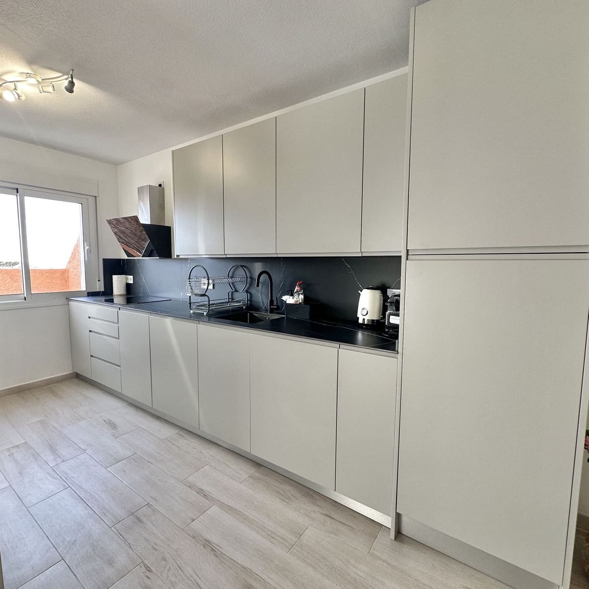 2 bedroom Beach Apartment for sale in Calahonda with garage - € 409,500 (Ref: 8292250)