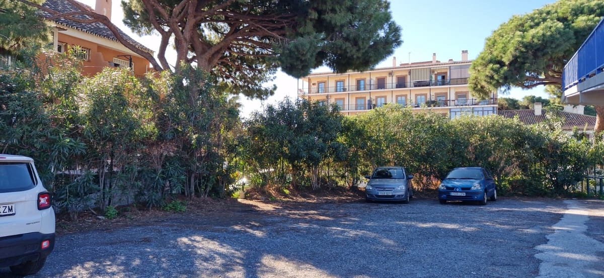 2 bedroom Beach Apartment for sale in Calahonda with garage - € 409,500 (Ref: 8292250)