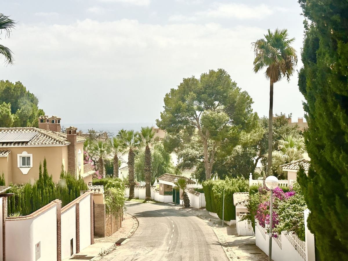 Chalet de 4 habitaciones en Calahonda en venta con piscina garaje - 899.000 € (Ref: 8488252)