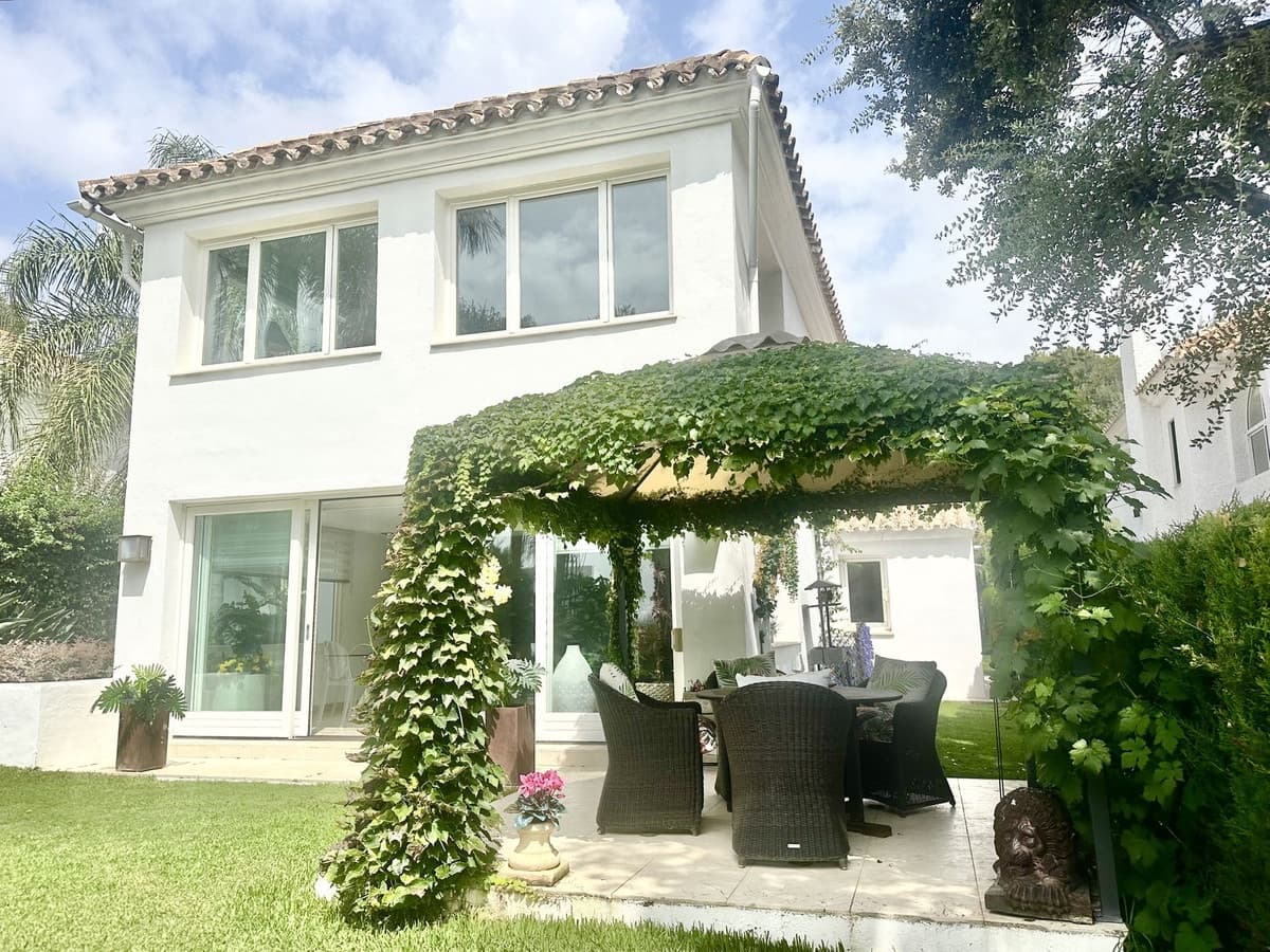 Chalet de 4 habitaciones en Calahonda en venta con piscina garaje - 899.000 € (Ref: 8488252)