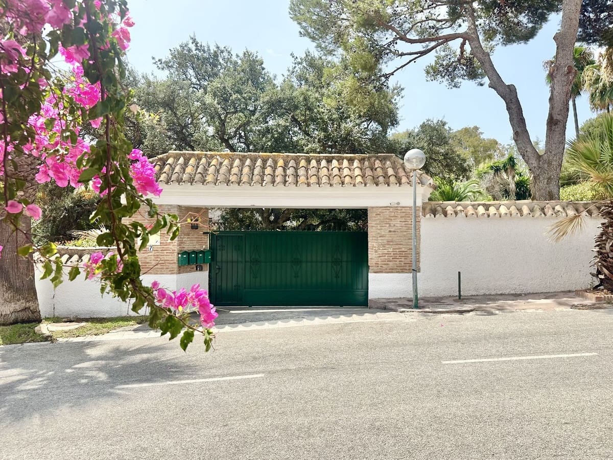 Chalet de 4 habitaciones en Calahonda en venta con piscina garaje - 899.000 € (Ref: 8488252)