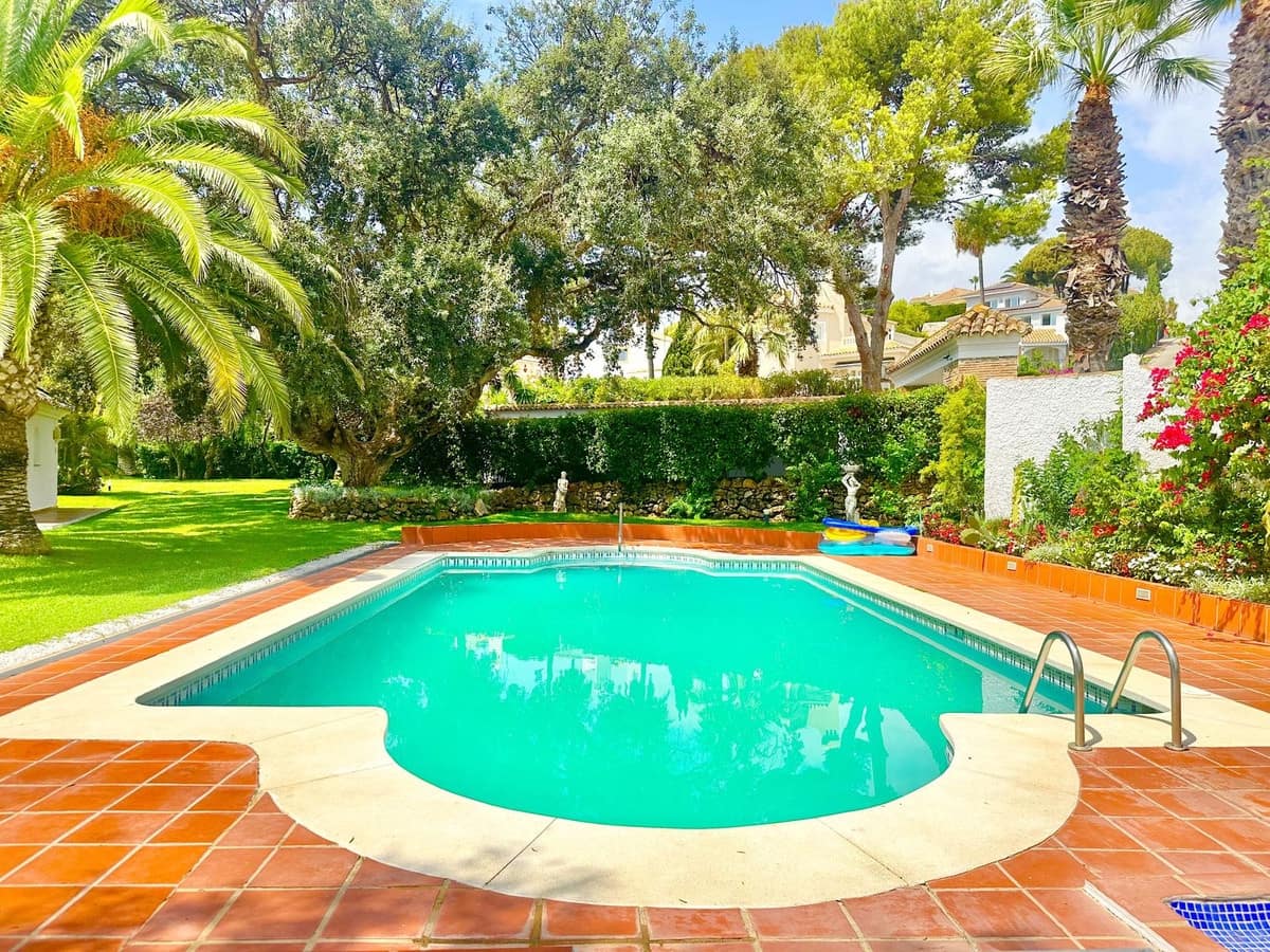 Chalet de 4 habitaciones en Calahonda en venta con piscina garaje - 899.000 € (Ref: 8488252)