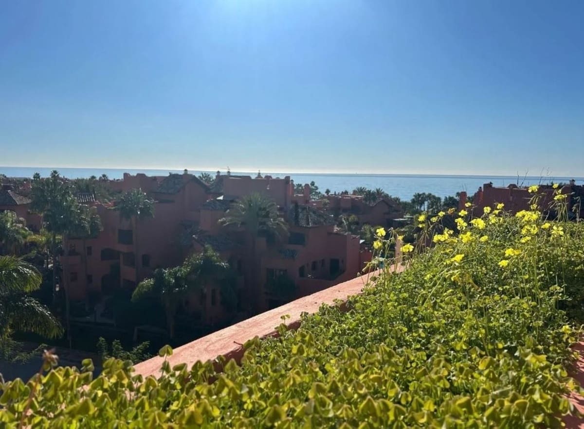 2 bedroom Penthouse for sale in Guadalmansa with pool garage - € 650,000 (Ref: 8744504)