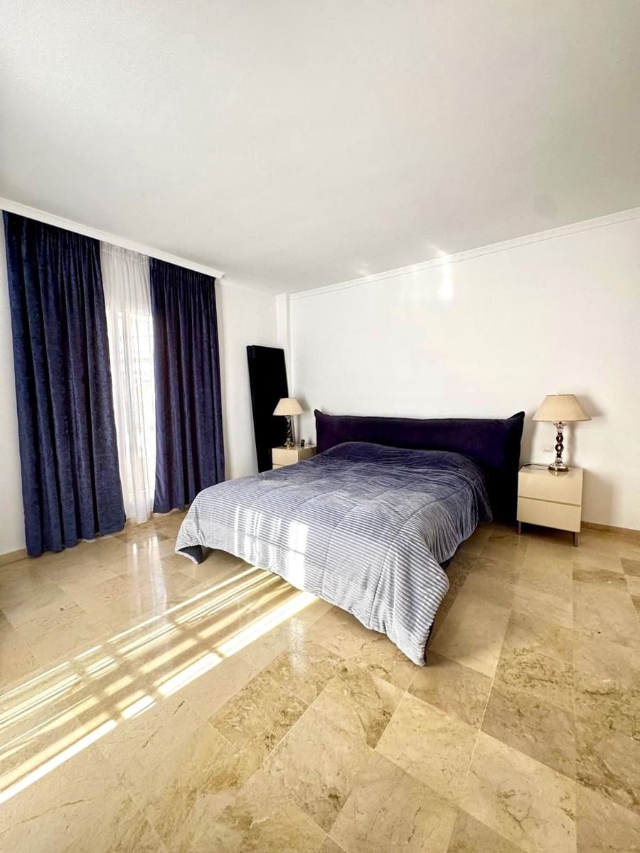 2 sovrum Semi-fristående Villa till salu i Nueva Andalucia med pool garage - 750 000 € (Ref: 9004173)