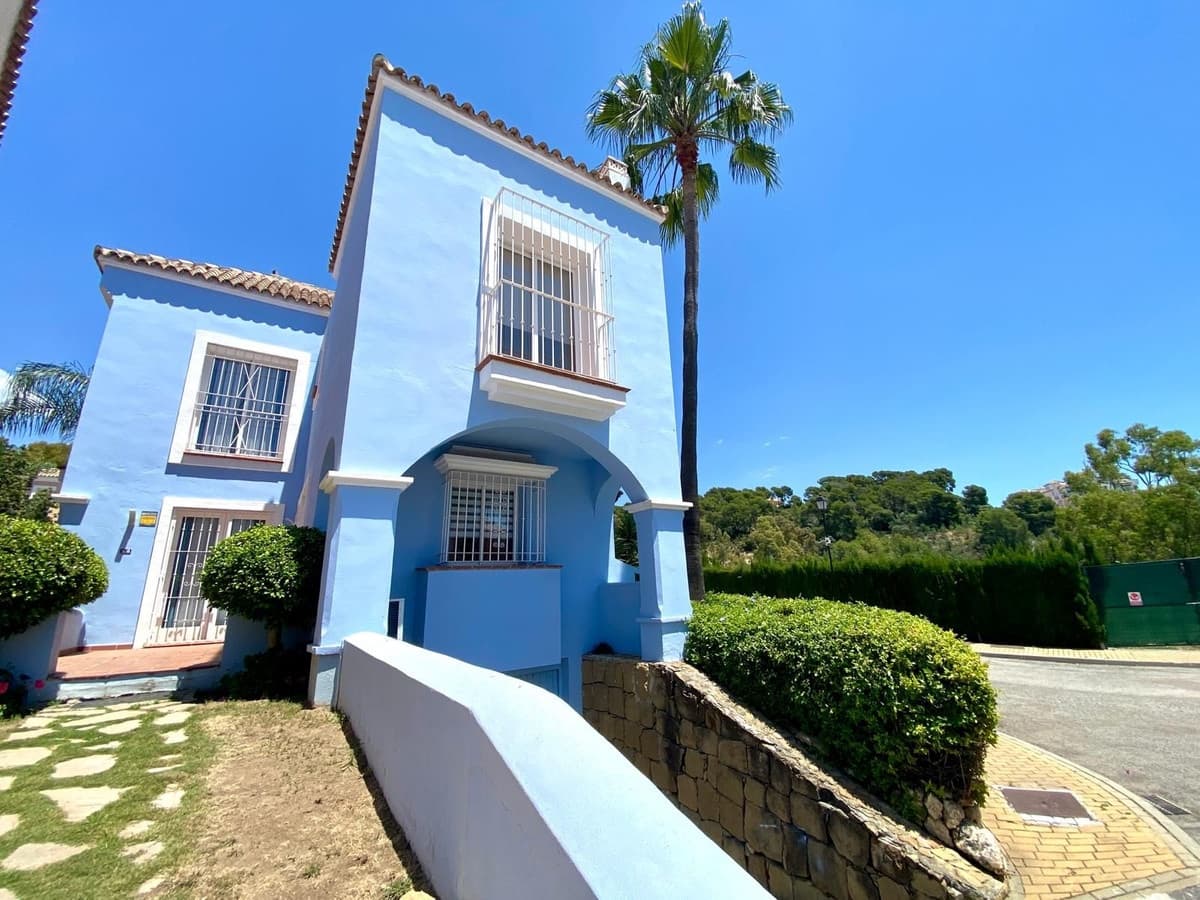 2 soverom Kjedet enebolig til salgs i Nueva Andalucia med svømmebasseng garasje - € 720 000 (Ref: 9004173)