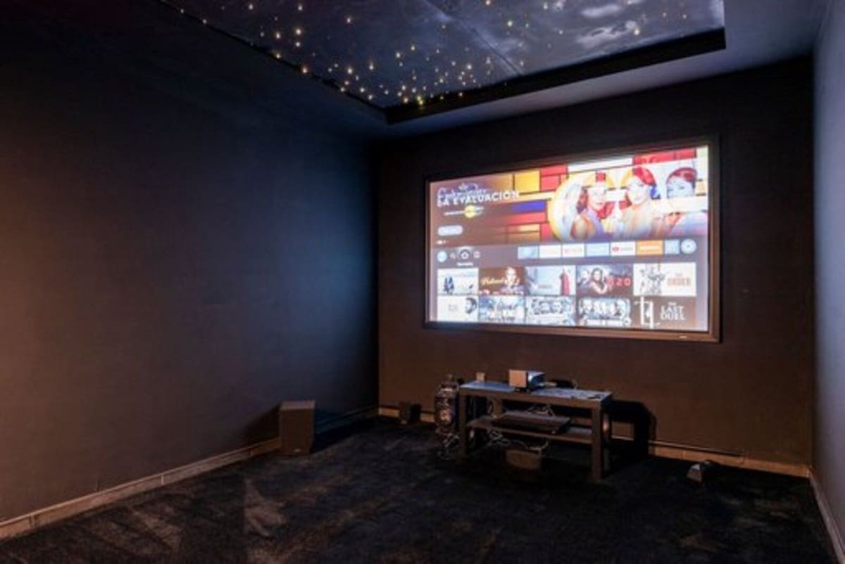 4 bedroom Townhouse for sale in Estepona with garage - € 795,000 (Ref: 9100129)