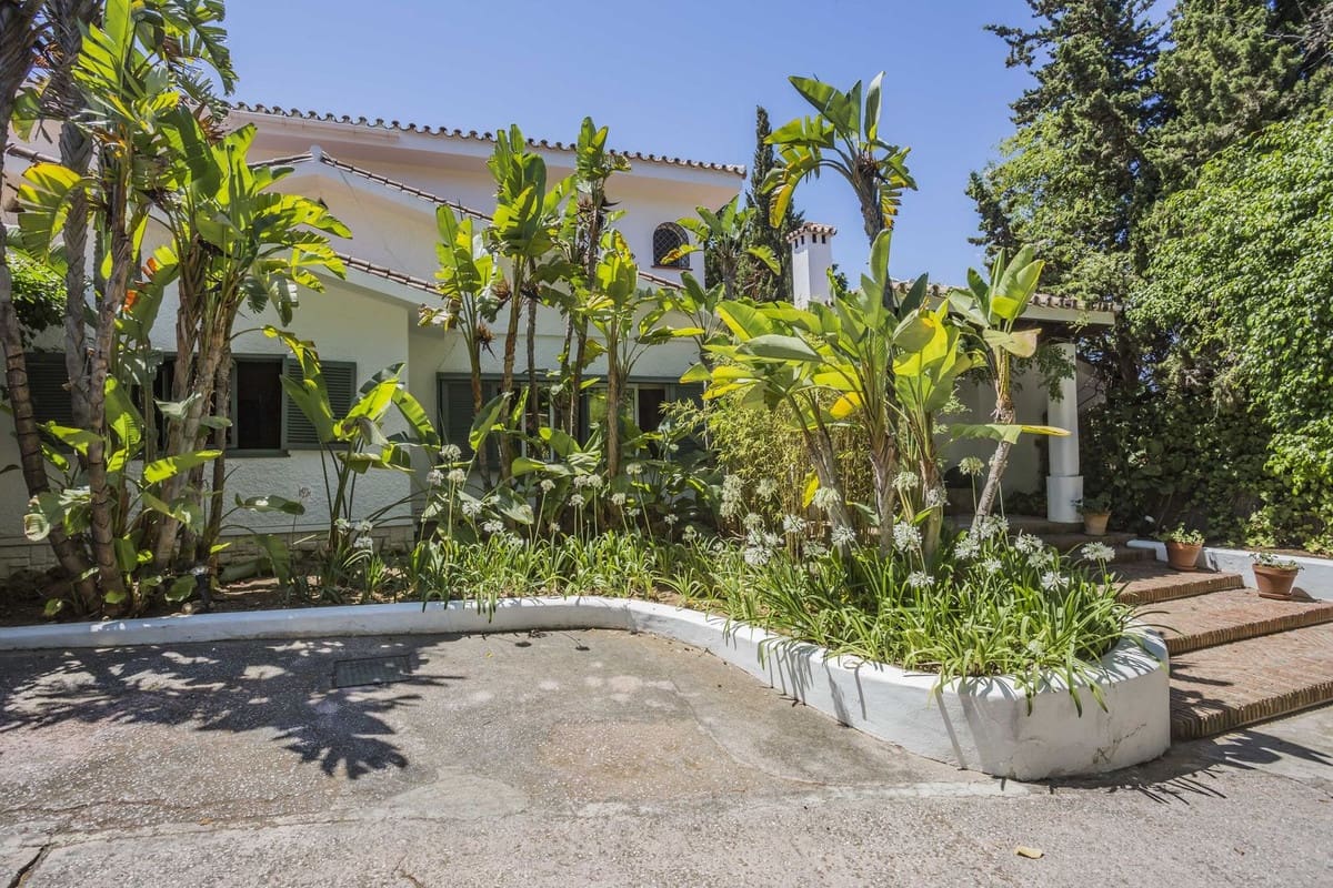 8 soveværelse Villa til salg i Calahonda med swimmingpool garage - € 2.350.000 (Ref: 9161493)