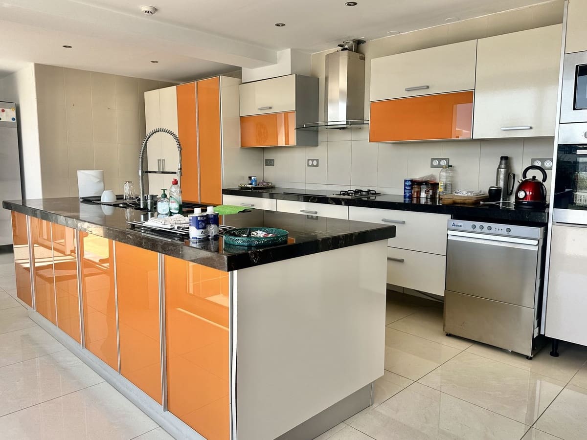 16 bedroom Villa for sale in El Chaparral with pool garage - € 3,500,000 (Ref: 9168195)