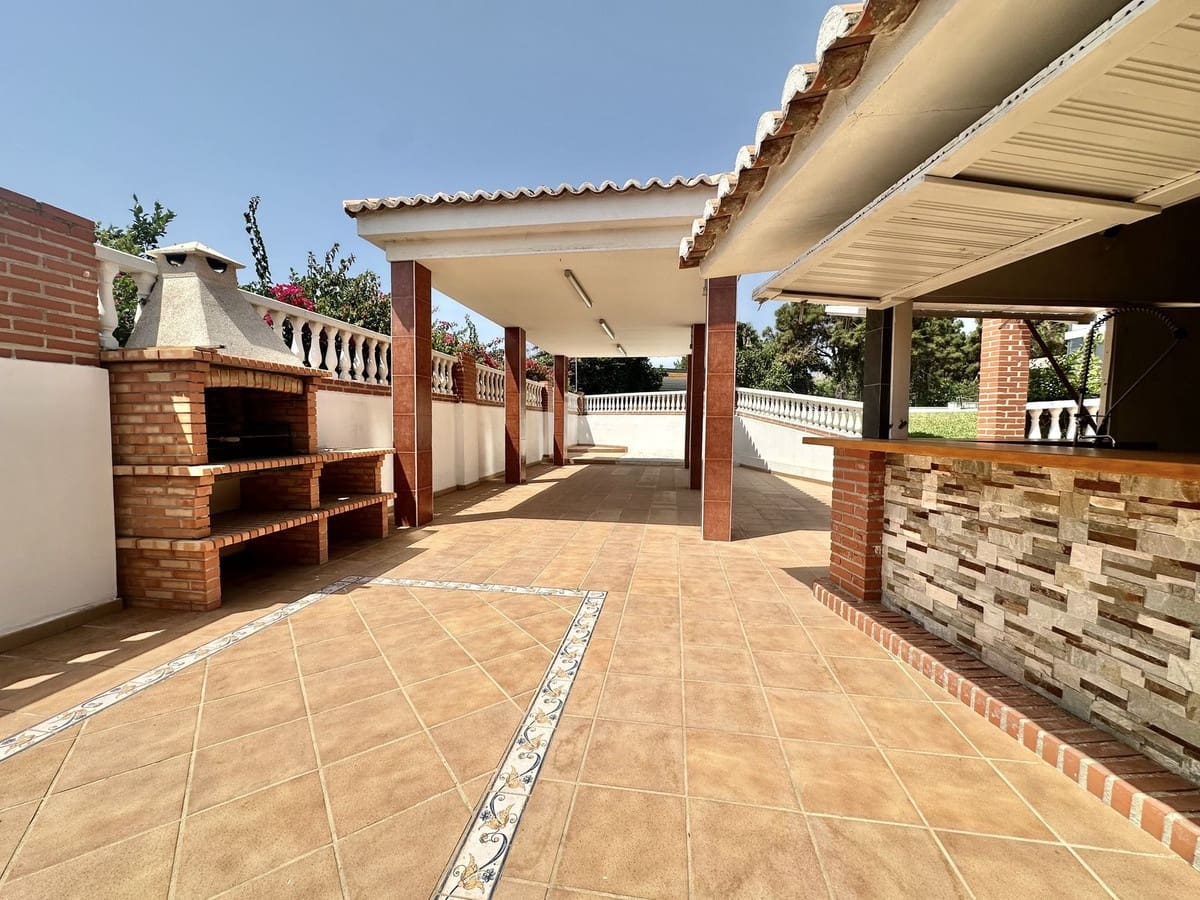 16 bedroom Villa for sale in El Chaparral with pool garage - € 3,500,000 (Ref: 9168195)
