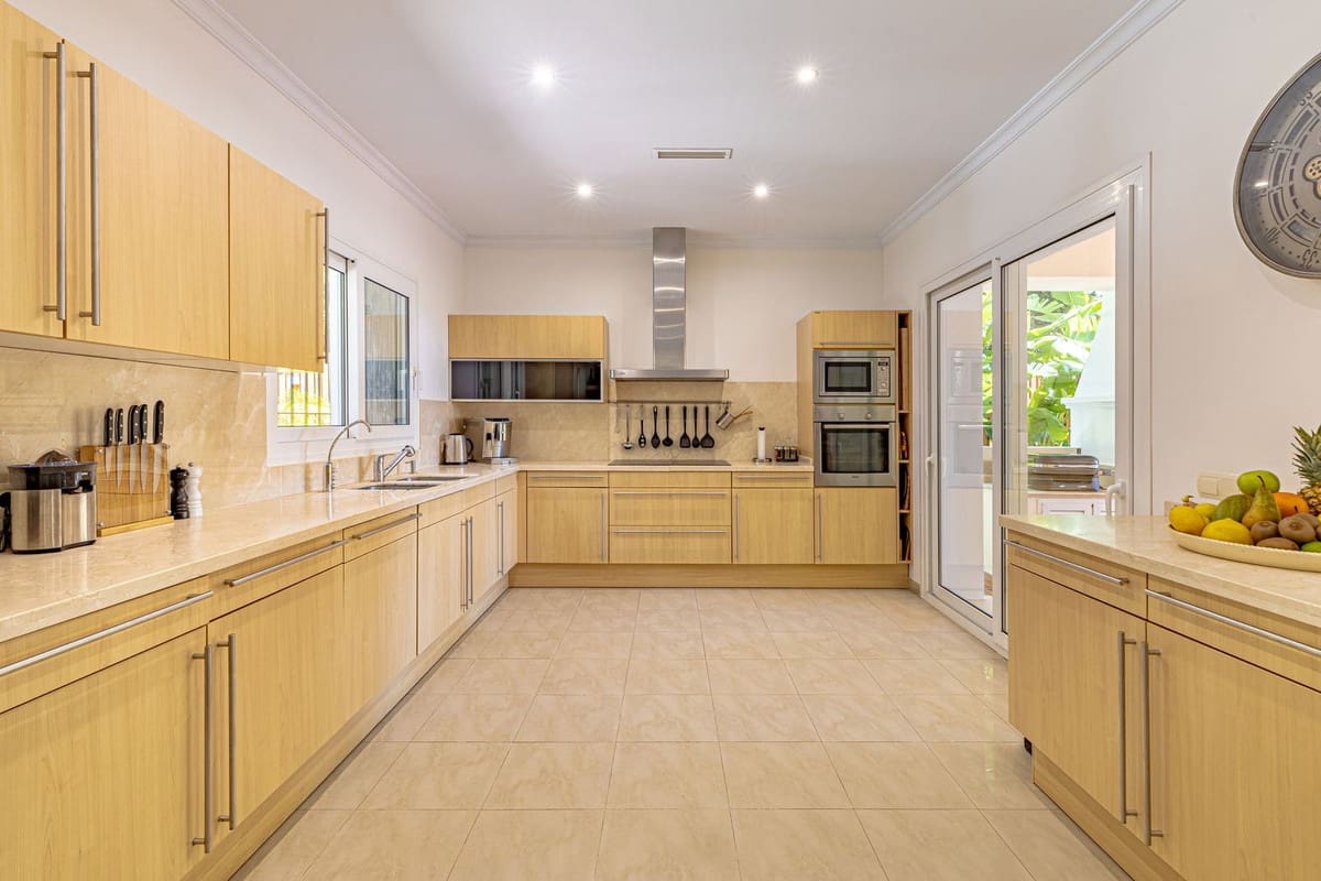 6 bedroom Villa for sale in Benahavis with pool garage - € 3,250,000 (Ref: 9186089)