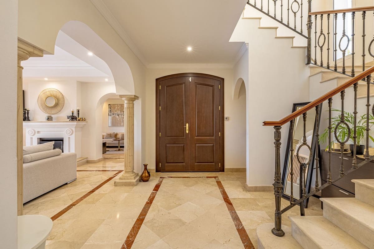 6 bedroom Villa for sale in Benahavis with pool garage - € 3,250,000 (Ref: 9186089)