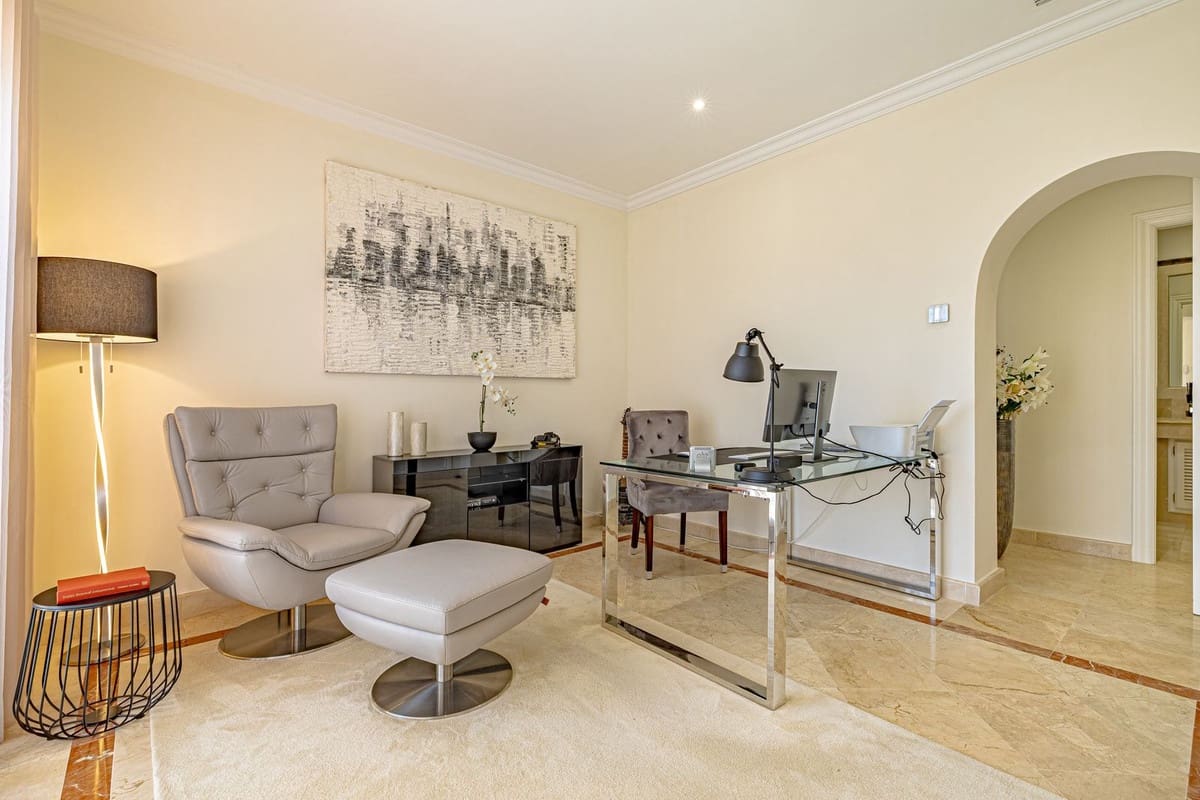 6 bedroom Villa for sale in Benahavis with pool garage - € 3,250,000 (Ref: 9186089)