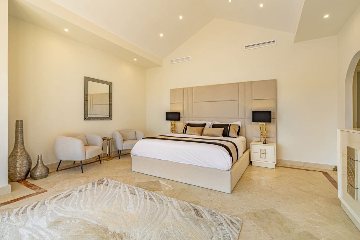 6 bedroom Villa for sale in Benahavis with pool garage - € 3,250,000 (Ref: 9186089)