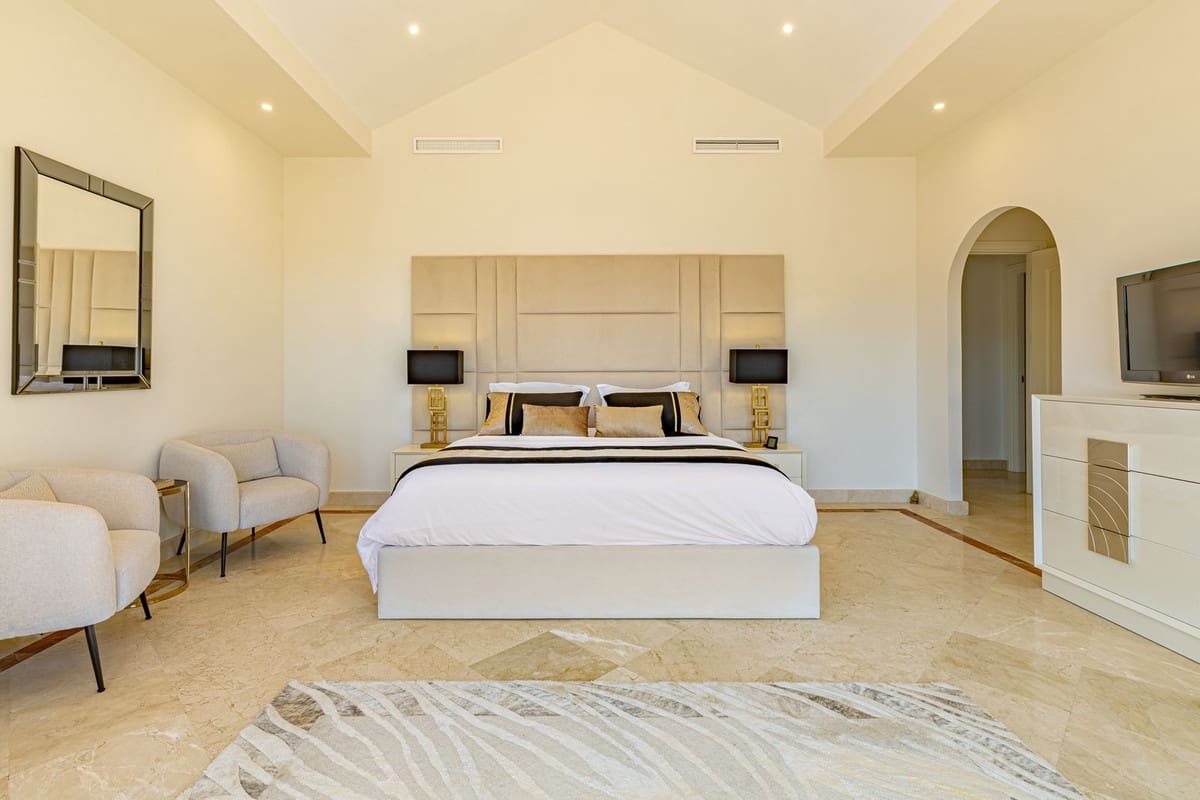 6 bedroom Villa for sale in Benahavis with pool garage - € 3,250,000 (Ref: 9186089)