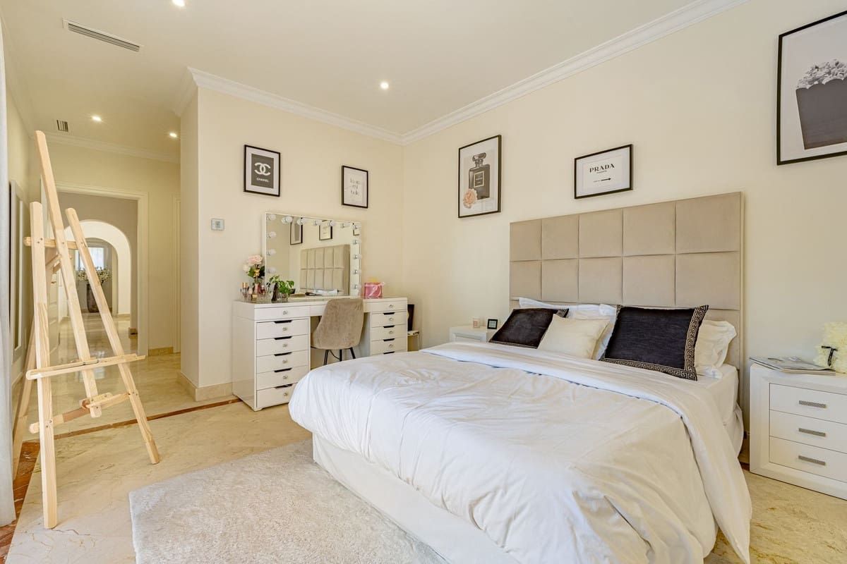 6 bedroom Villa for sale in Benahavis with pool garage - € 3,250,000 (Ref: 9186089)