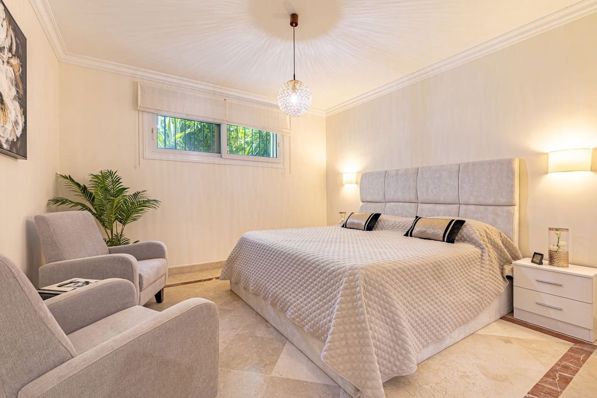 6 bedroom Villa for sale in Benahavis with pool garage - € 3,250,000 (Ref: 9186089)