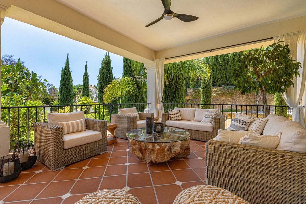 6 bedroom Villa for sale in Benahavis with pool garage - € 3,250,000 (Ref: 9186089)