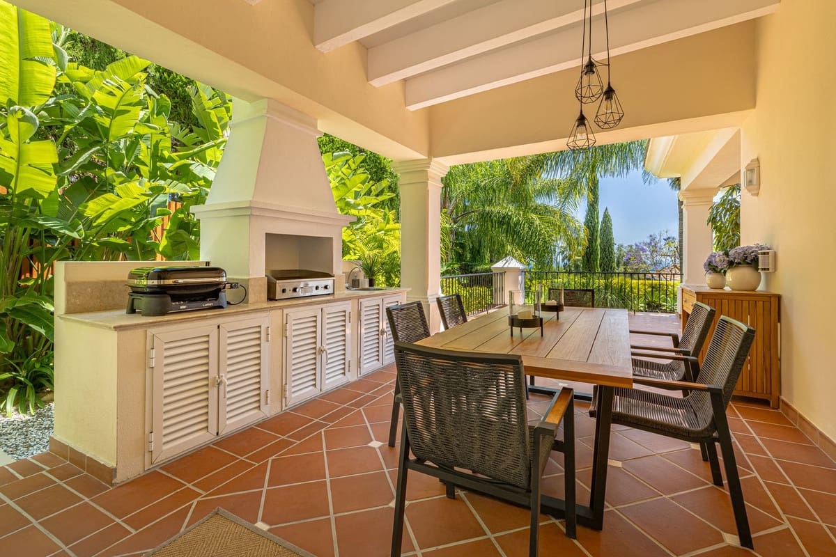 6 bedroom Villa for sale in Benahavis with pool garage - € 3,250,000 (Ref: 9186089)