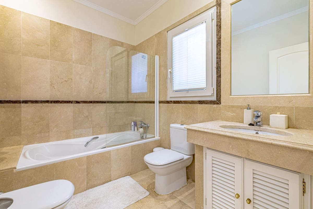 6 bedroom Villa for sale in Benahavis with pool garage - € 3,250,000 (Ref: 9186089)