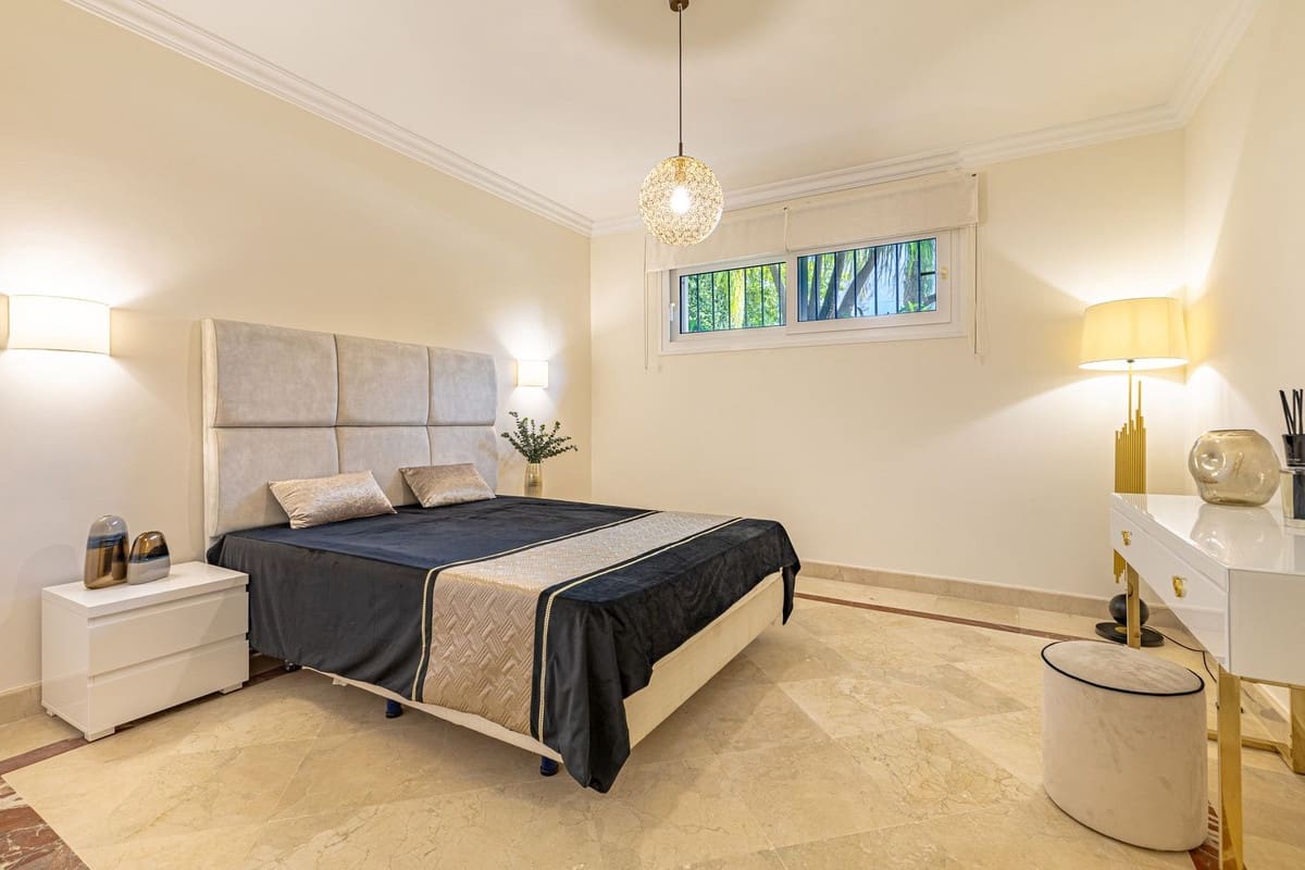 6 bedroom Villa for sale in Benahavis with pool garage - € 3,250,000 (Ref: 9186089)