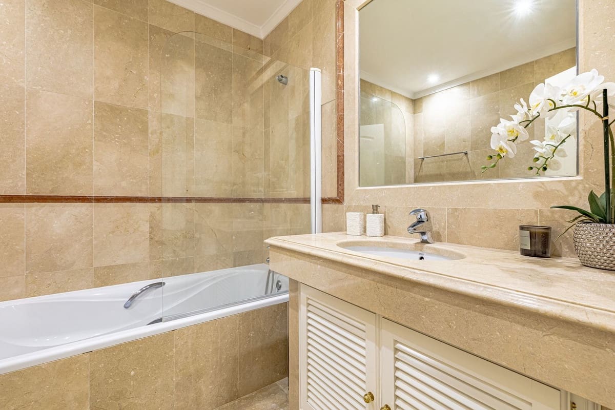 6 bedroom Villa for sale in Benahavis with pool garage - € 3,250,000 (Ref: 9186089)