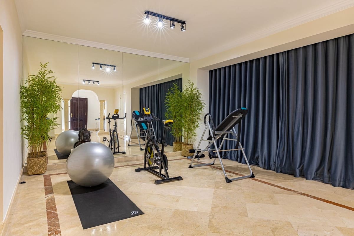 6 bedroom Villa for sale in Benahavis with pool garage - € 3,250,000 (Ref: 9186089)