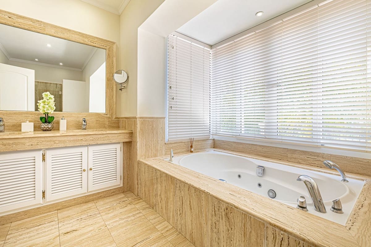 6 bedroom Villa for sale in Benahavis with pool garage - € 3,250,000 (Ref: 9186089)