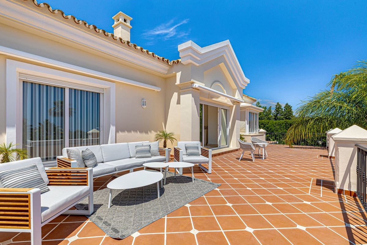 6 bedroom Villa for sale in Benahavis with pool garage - € 3,250,000 (Ref: 9186089)