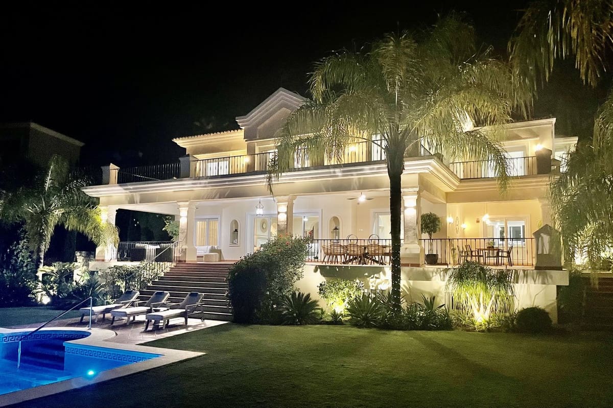 6 bedroom Villa for sale in Benahavis with pool garage - € 3,250,000 (Ref: 9186089)