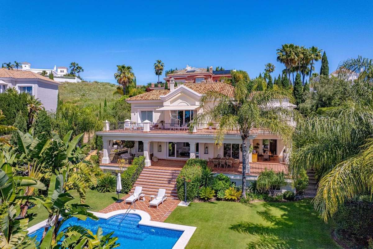 6 bedroom Villa for sale in Benahavis with pool garage - € 3,250,000 (Ref: 9186089)