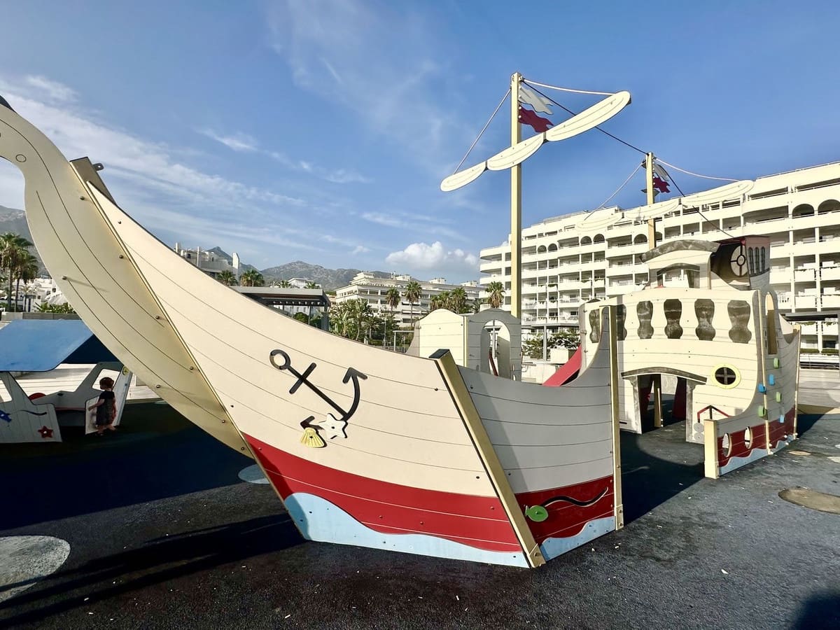 2 bedroom Beach Apartment for sale in Marbella with pool garage - € 850,000 (Ref: 9278328)