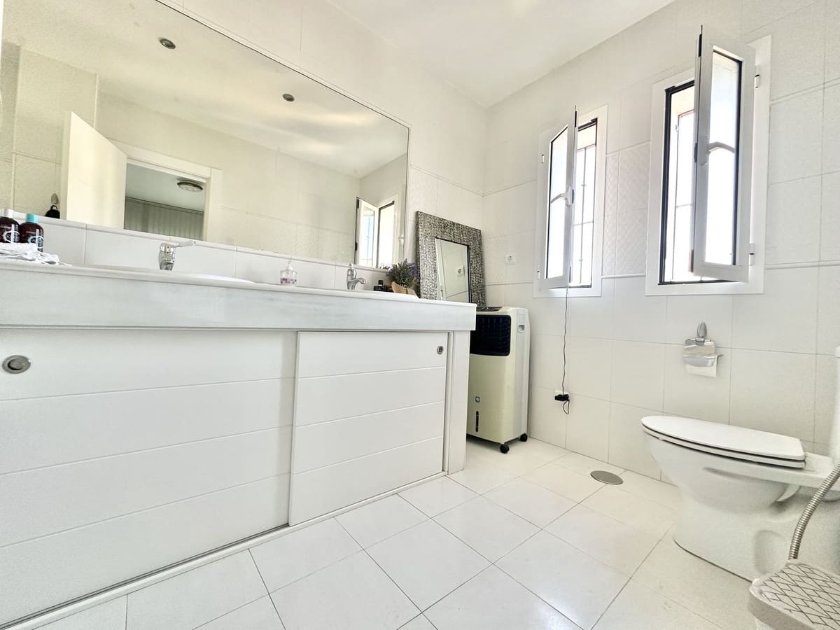 4 slaapkamer Villa te koop in Mijas Costa met zwembad garage - € 880.000 (Ref: 9279583)