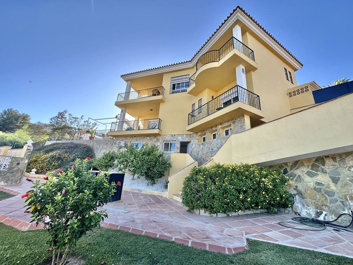 4 slaapkamer Villa te koop in Mijas Costa met zwembad garage - € 880.000 (Ref: 9279583)