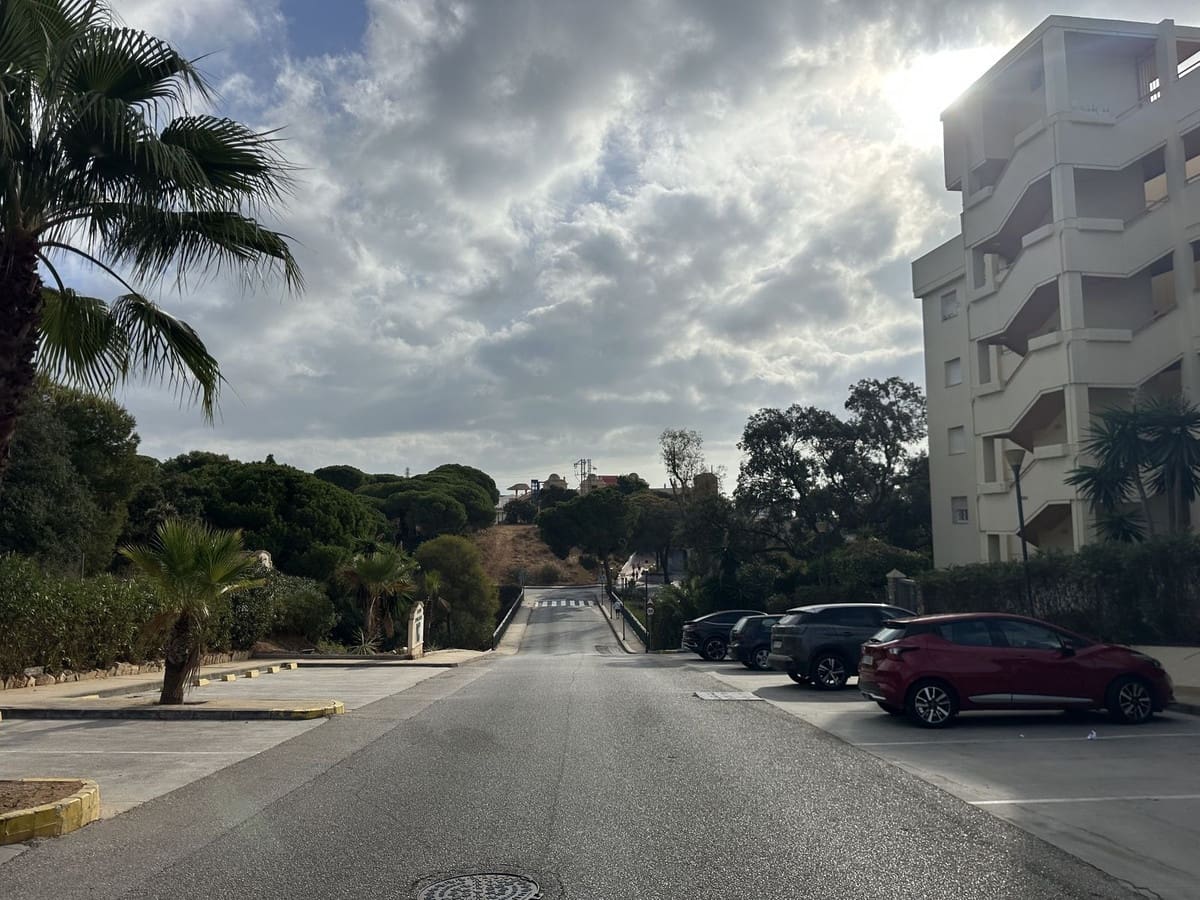 2 bedroom Apartment for sale in Calahonda with pool - € 295,000 (Ref: 9325412)