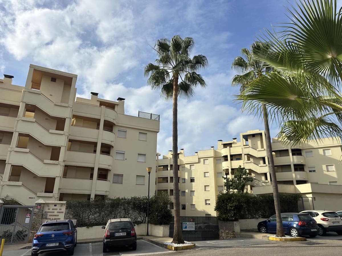 2 bedroom Apartment for sale in Calahonda with pool - € 295,000 (Ref: 9325412)