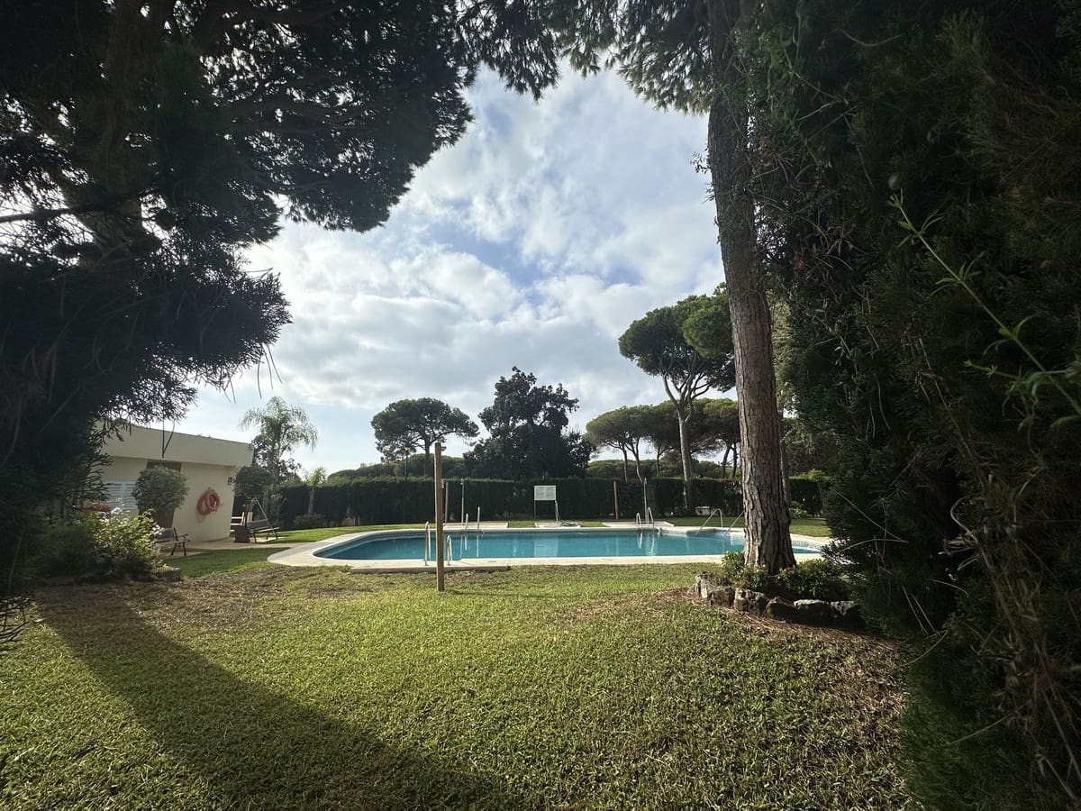 2 bedroom Apartment for sale in Calahonda with pool - € 295,000 (Ref: 9325412)