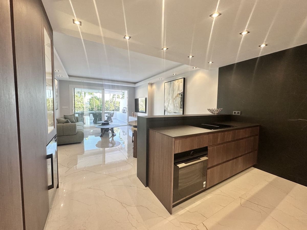 3 sypialnia Apartament na sprzedaż w Marbella z basenem garażem - 1 299 000 € (Ref: 9337097)