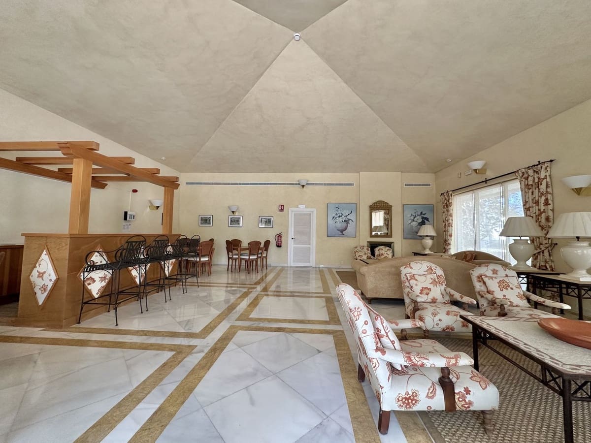 3 sypialnia Apartament na sprzedaż w Marbella z basenem garażem - 1 299 000 € (Ref: 9337097)