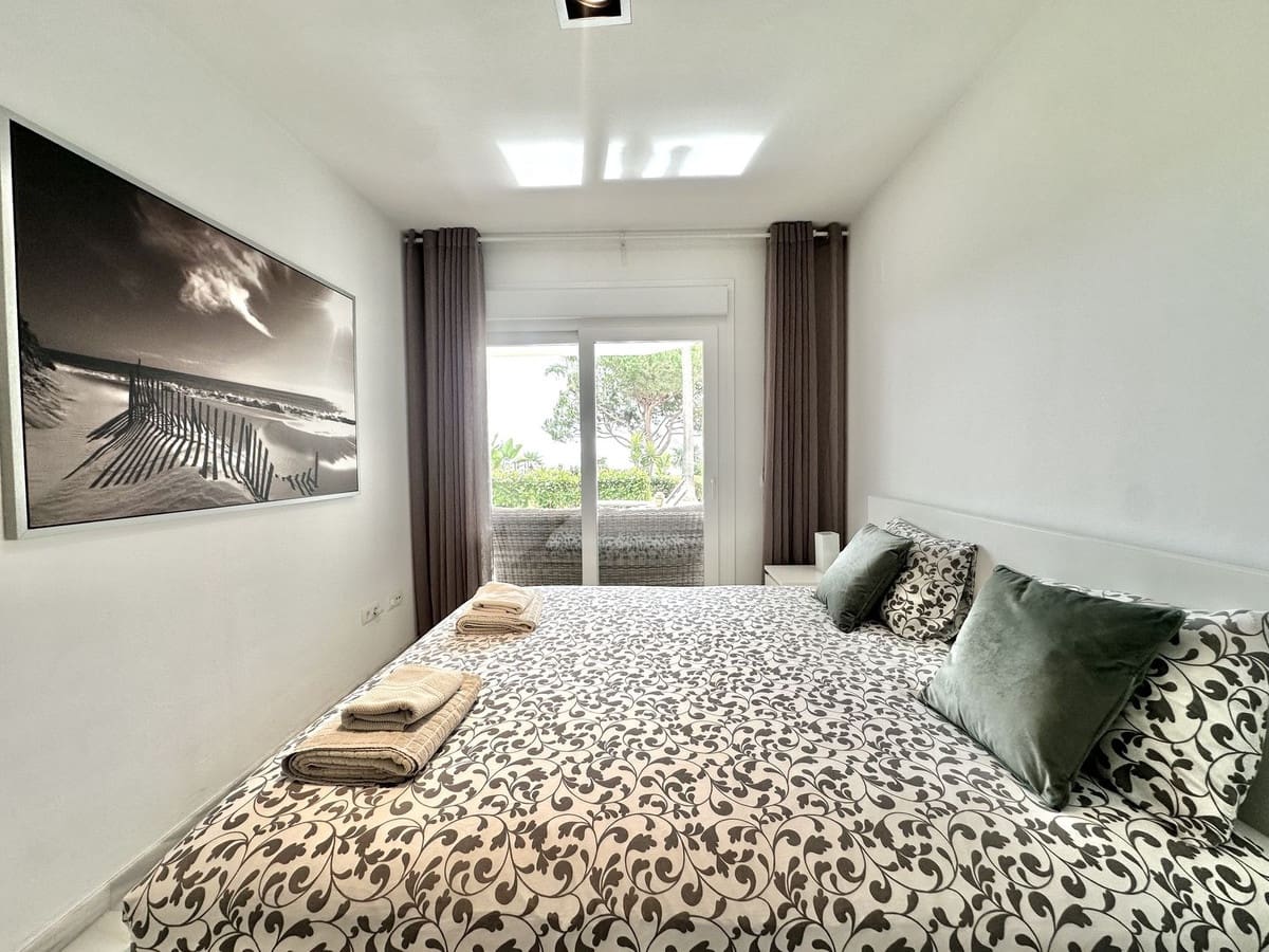 2 bedroom Beach Apartment for sale in Calahonda with pool garage - € 848,500 (Ref: 9346582)