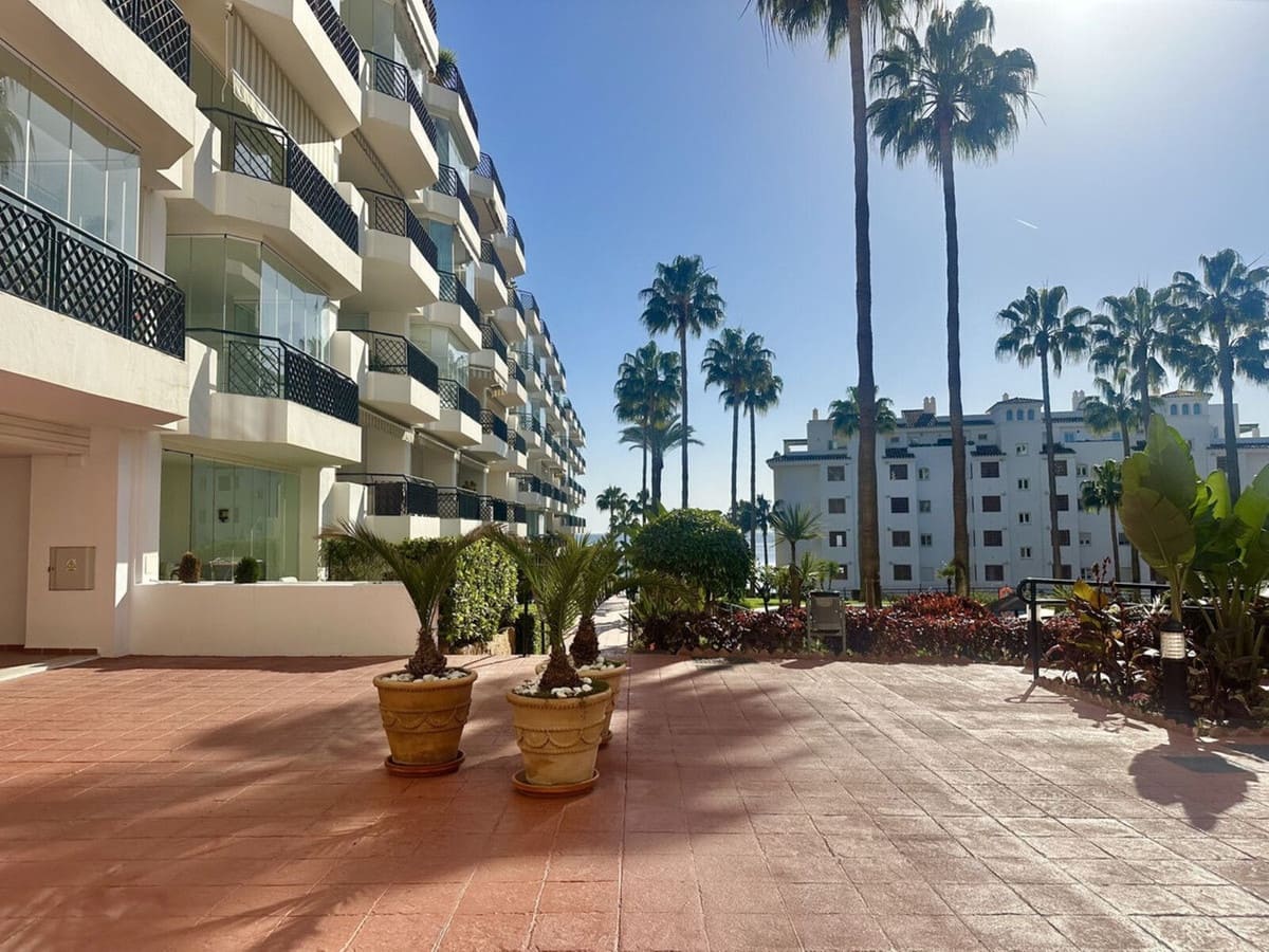 2 bedroom Beach Apartment for sale in Calahonda with pool garage - € 848,500 (Ref: 9346582)