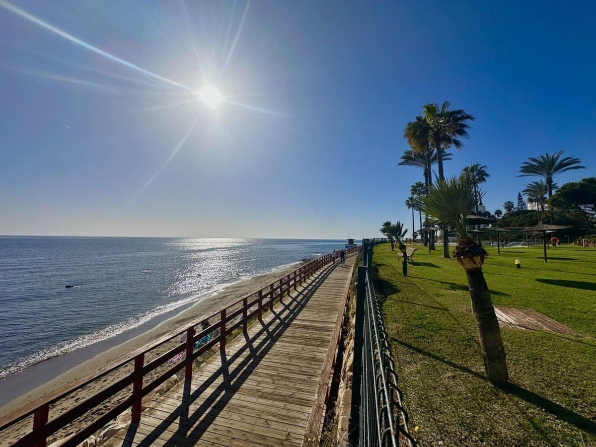 2 bedroom Beach Apartment for sale in Calahonda with pool garage - € 848,500 (Ref: 9346582)