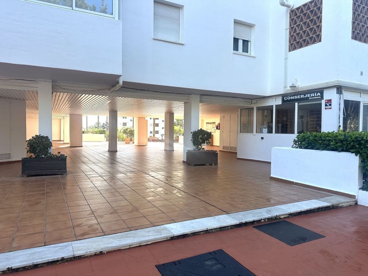 2 soveværelse Strandlejlighed til salg i Calahonda med swimmingpool garage - € 848.500 (Ref: 9346582)