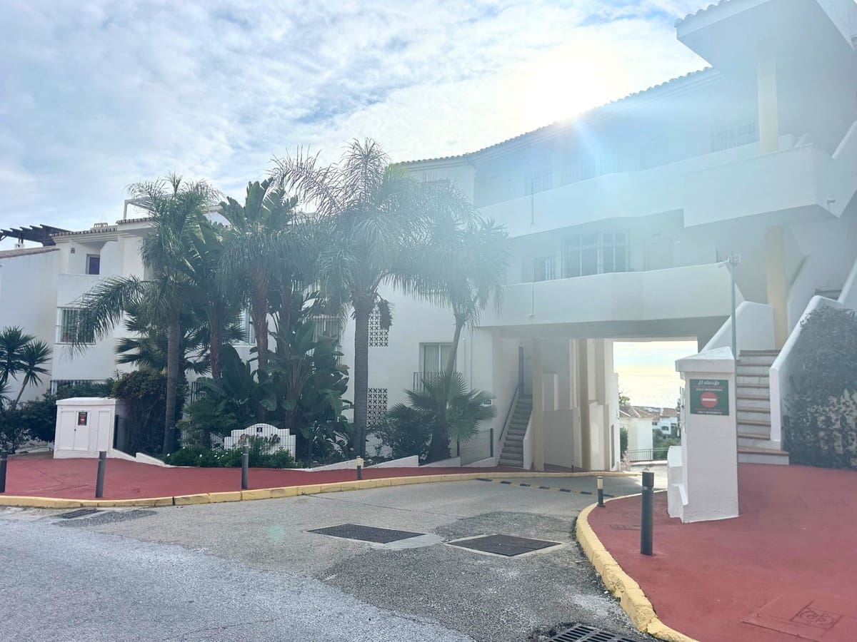 2 bedroom Apartment for sale in Calahonda with pool - € 424,000 (Ref: 9415747)