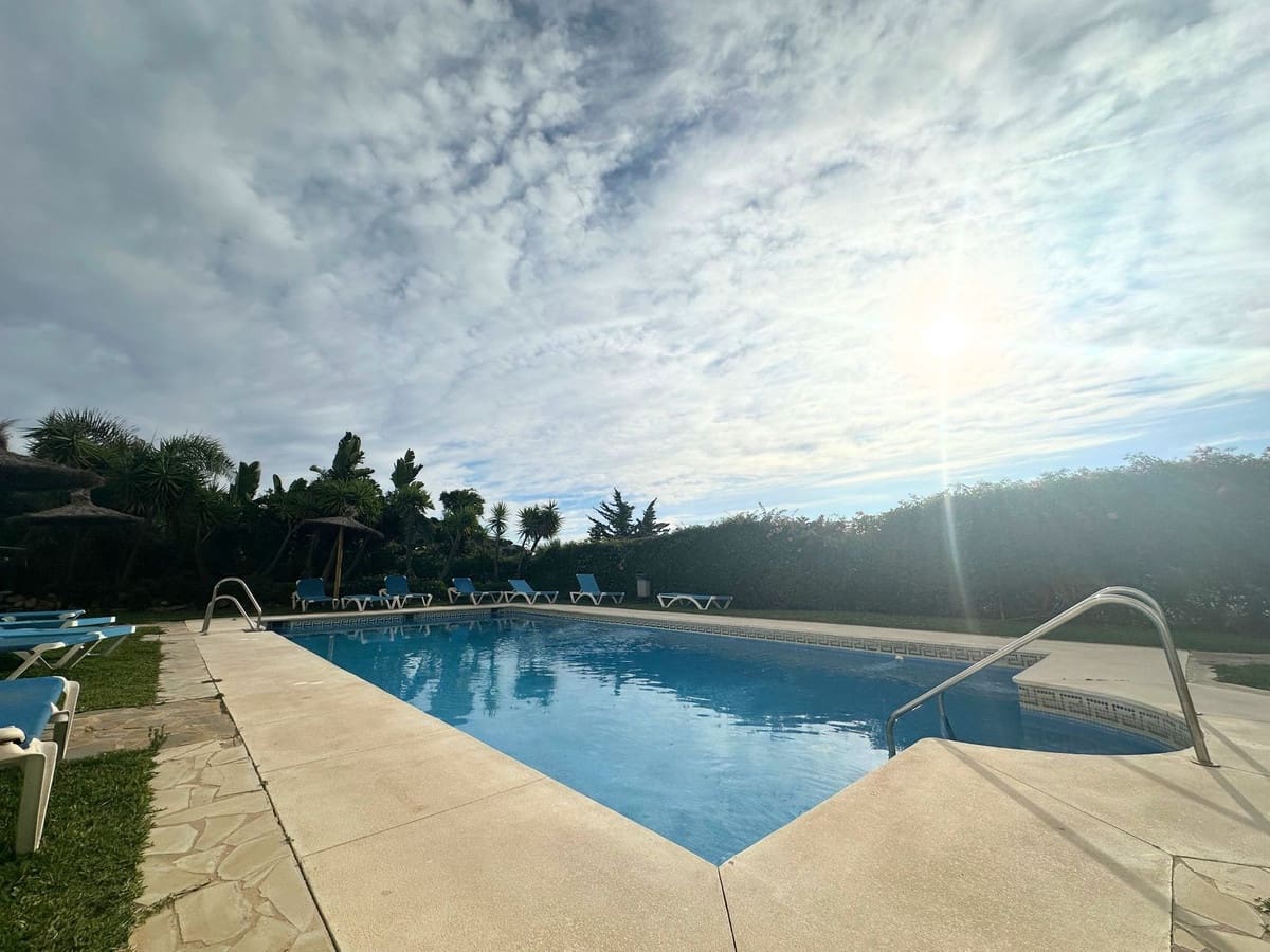 2 bedroom Apartment for sale in Calahonda with pool - € 399,000 (Ref: 9415747)