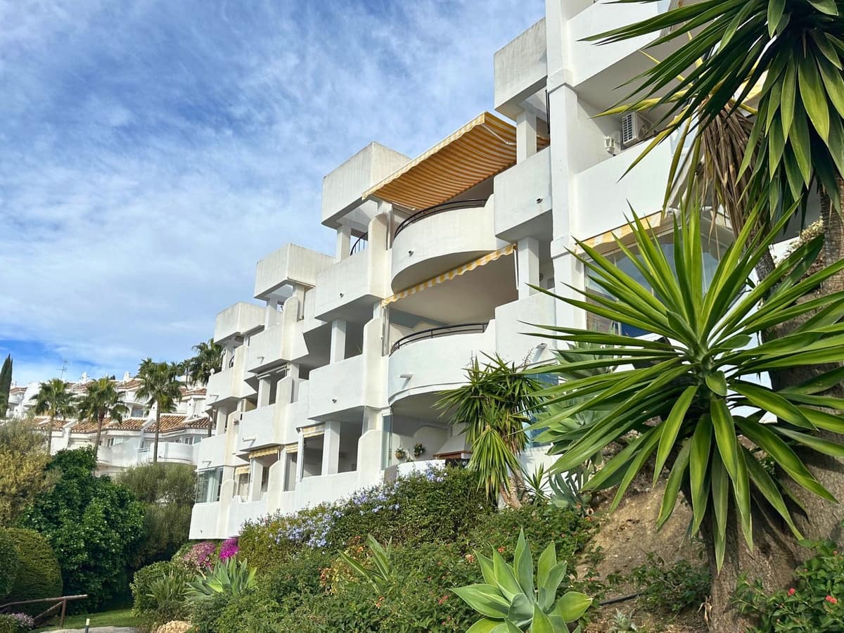 2 bedroom Apartment for sale in Calahonda with pool - € 399,000 (Ref: 9415747)