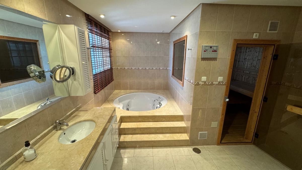 3 sovrum Lägenhet till salu i Miraflores med pool garage - 875 000 € (Ref: 9428245)