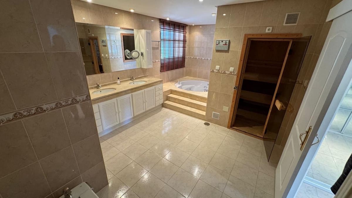 3 makuuhuone Huoneisto myytävänä paikassa Riviera del Sol mukana uima-altaan 
autotalli - 875 000 € (Ref: 9428245)