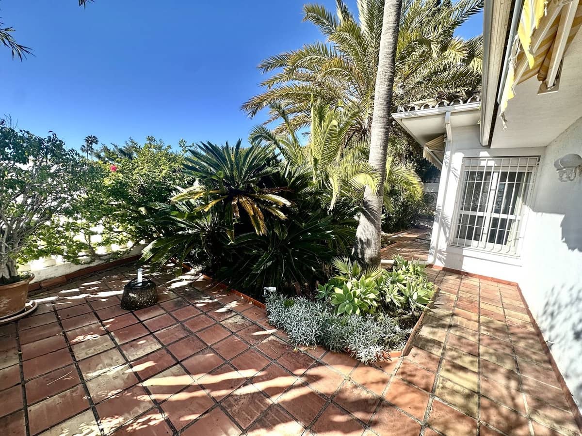 3 bedroom Villa for sale in Riviera del Sol with pool garage - € 1,000,000 (Ref: 9533466)